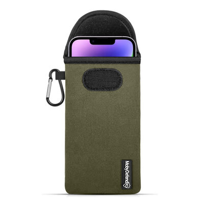Hoesje voor iPhone 15 / iPhone 15 Pro - MobyDefend Neopreen Pouch Met Karabijnhaak - Insteekhoesje - Riemlus Hoesje - Groen