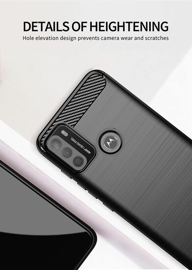 Motorola Moto G50 Hoesje, MobyDefend TPU Gelcase, Geborsteld Metaal + Carbonlook, Rood