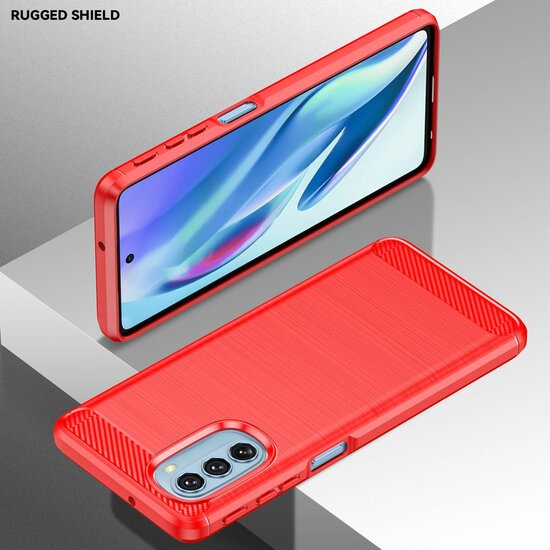 Motorola Moto G51 Hoesje - MobyDefend TPU Backcover - Geborstelde Metaal &amp; Carbon-Look - Rood