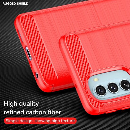 Motorola Moto G51 Hoesje - MobyDefend TPU Backcover - Geborstelde Metaal &amp; Carbon-Look - Rood