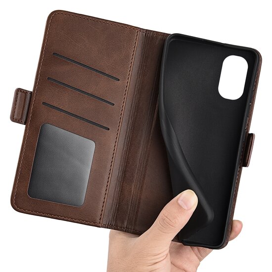 Motorola Moto G51 Hoesje, MobyDefend Luxe Wallet Book Case (Sluiting Zijkant), Bruin