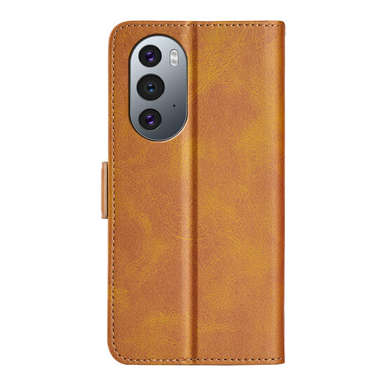 Motorola Edge 30 Pro Hoesje - MobyDefend Luxe Wallet Book Case (Sluiting Zijkant) - Lichtbruin