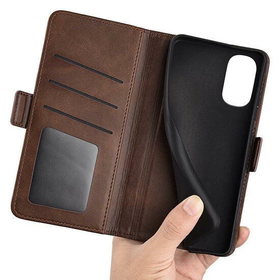 Motorola Moto G62 Hoesje - MobyDefend Luxe Wallet Book Case (Sluiting Zijkant) - Bruin