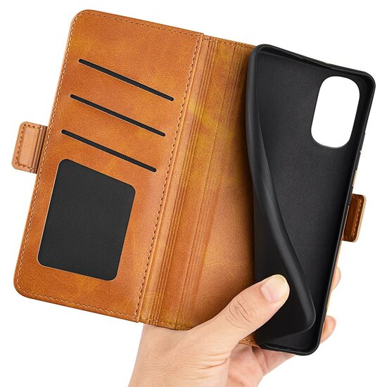 Motorola Moto G62 Hoesje - MobyDefend Luxe Wallet Book Case (Sluiting Zijkant) - Lichtbruin