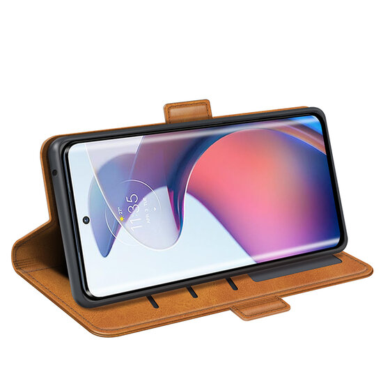 Motorola Edge 30 Fusion Hoesje - MobyDefend Luxe Wallet Book Case (Sluiting Zijkant) - Lichtbruin