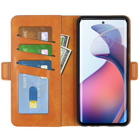 Motorola Edge 30 Fusion Hoesje - MobyDefend Luxe Wallet Book Case (Sluiting Zijkant) - Lichtbruin