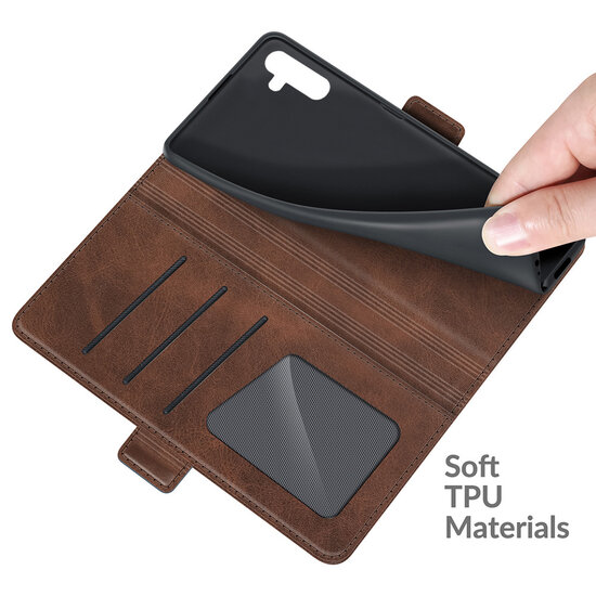 Samsung Galaxy A04s Hoesje - MobyDefend Luxe Wallet Book Case (Sluiting Zijkant) - Bruin