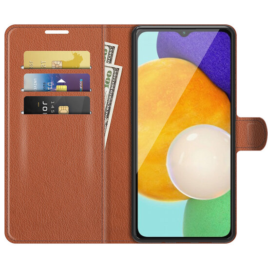 Samsung Galaxy A04s Hoesje - MobyDefend Kunstleren Wallet Book Case (Sluiting Voorkant) - Bruin