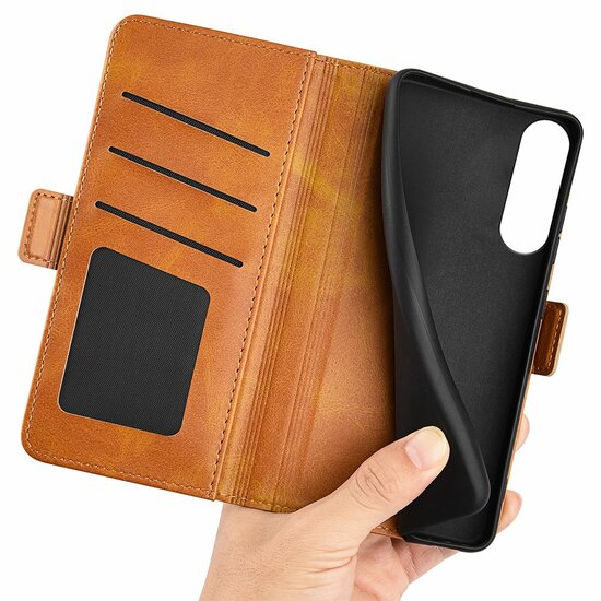 Sony Xperia 1 V Hoesje - MobyDefend Luxe Wallet Book Case (Sluiting Zijkant) - Lichtbruin