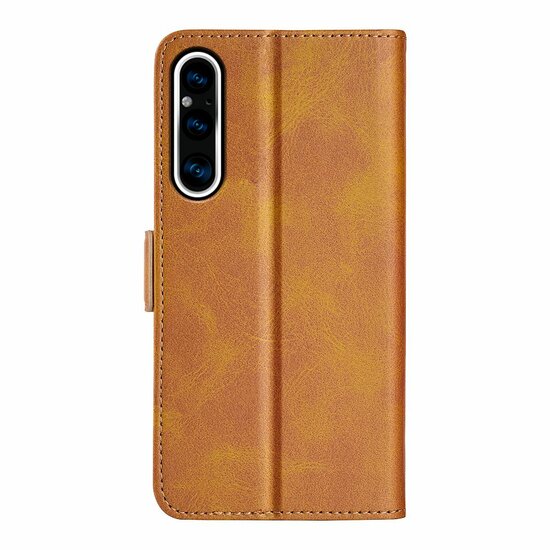 Sony Xperia 1 V Hoesje, MobyDefend Luxe Wallet Book Case (Sluiting Zijkant), Lichtbruin