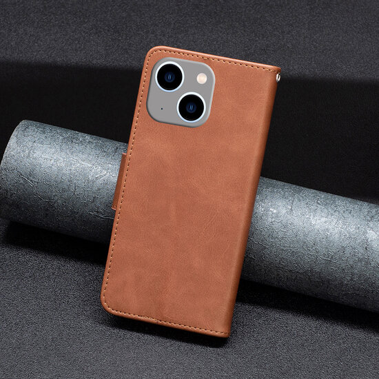 iPhone 14 Plus Hoesje - MobyDefend Wallet Book Case Met Koord - Bruin