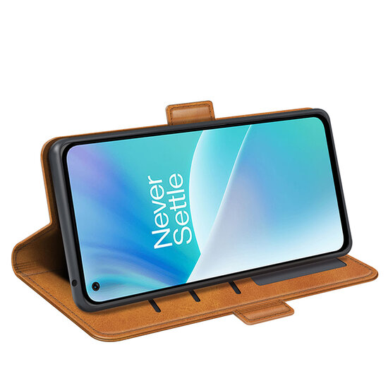 OnePlus Nord 2T Hoesje - MobyDefend Luxe Wallet Book Case (Sluiting Zijkant) - Lichtbruin
