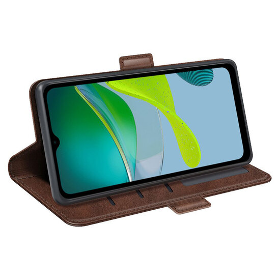 Motorola Moto E13 Hoesje - MobyDefend Luxe Wallet Book Case (Sluiting Zijkant) - Bruin