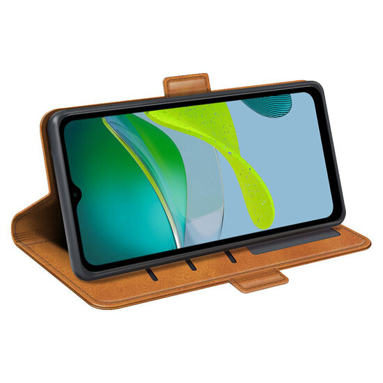 Motorola Moto E13 Hoesje - MobyDefend Luxe Wallet Book Case (Sluiting Zijkant) - LichtBruin