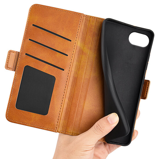 iPhone 16e Hoesje - MobyDefend Luxe Wallet Book Case (Sluiting Zijkant) - Lichtbruin