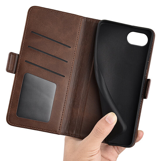 iPhone 16e Hoesje - MobyDefend Luxe Wallet Book Case (Sluiting Zijkant) - Bruin