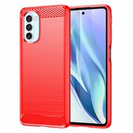 Motorola Moto G51 Hoesje - MobyDefend TPU Backcover - Geborstelde Metaal &amp; Carbon-Look - Rood