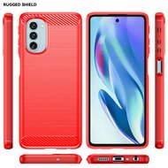 Motorola Moto G51 Hoesje - MobyDefend TPU Backcover - Geborstelde Metaal &amp; Carbon-Look - Rood