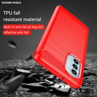 Motorola Moto G51 Hoesje - MobyDefend TPU Backcover - Geborstelde Metaal &amp; Carbon-Look - Rood