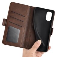 Motorola Moto G51 Hoesje - MobyDefend Luxe Wallet Book Case (Sluiting Zijkant) - Bruin