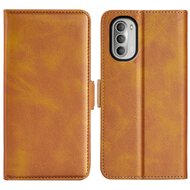 Motorola Moto G51 Hoesje, MobyDefend Luxe Wallet Book Case (Sluiting Zijkant), Lichtbruin