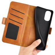 Motorola Moto G62 Hoesje - MobyDefend Luxe Wallet Book Case (Sluiting Zijkant) - Lichtbruin