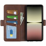 Sony Xperia 10 V Hoesje - MobyDefend Luxe Wallet Book Case (Sluiting Zijkant) - Bruin