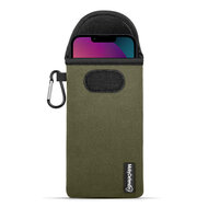 Hoesje voor iPhone 13 / iPhone 13 Pro - MobyDefend Neopreen Pouch Met Karabijnhaak - Insteekhoesje - Riemlus Hoesje - Groen