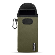 Hoesje voor OnePlus 12 - MobyDefend Neopreen Pouch Met Karabijnhaak - Insteekhoesje - Riemlus Hoesje - Groen