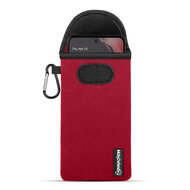 Hoesje voor Motorola Moto G15 - MobyDefend Neopreen Pouch Met Karabijnhaak - Insteekhoesje - Riemlus Hoesje - Rood