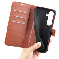 Samsung Galaxy S25 Hoesje - MobyDefend Kunstleren Wallet Book Case (Sluiting Voorkant) - Bruin