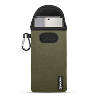 Hoesje voor Xiaomi 15 Ultra - MobyDefend Neopreen Pouch Met Karabijnhaak - Insteekhoesje - Riemlus Hoesje - Groen