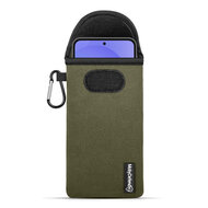 Hoesje voor Samsung Galaxy A36 / Galaxy A56 - MobyDefend Neopreen Pouch Met Karabijnhaak - Insteekhoesje - Riemlus Hoesje - Groen