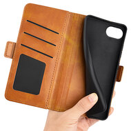 iPhone 16e Hoesje - MobyDefend Luxe Wallet Book Case (Sluiting Zijkant) - Lichtbruin