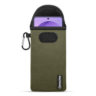 Hoesje voor Samsung Galaxy S26 Plus (S26+) - MobyDefend Neopreen Pouch Met Karabijnhaak - Insteekhoesje - Riemlus Hoesje - Groen