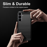 Samsung Galaxy S26 FE Hoesje - MobyDefend TPU Backcover - Geborstelde Metaal &amp; Carbon-Look - Zwart