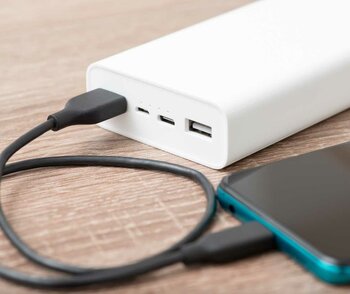 Mag een powerbank mee in het vliegtuig? Dit moet je weten